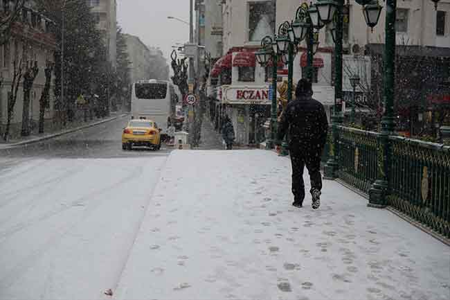 Eskişehir'de Nisan ayına 5 gün kala, sabah saatlerinde başlayan kar kent merkezini beyaza bürüdü