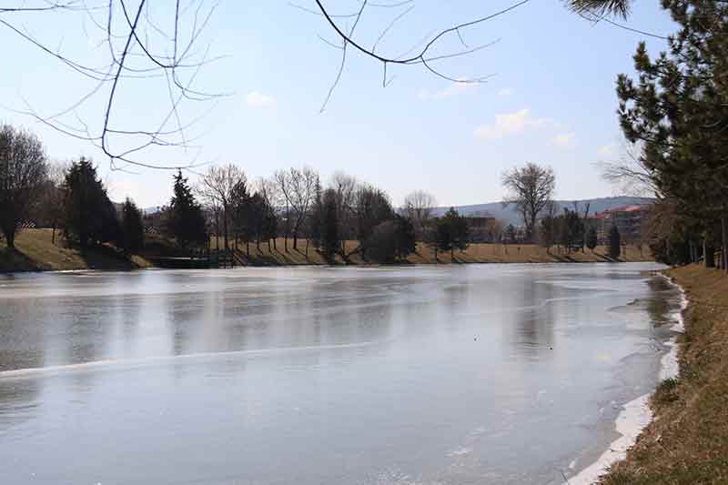 Kentin en önemli simgelerinden biri olan ve kış aylarında haftalarca buzu çözülmeyen Porsuk Çayı’nın yüzeyi, mart ayında da dondu. 