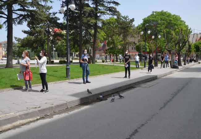Bu kapsamda sokağa çıkma kısıtlamasının olduğu 18-19 Mayıs tarihleri arasında il ve ilçe Nüfus Müdürlükleri öğrenciler için hizmet veriyor. 