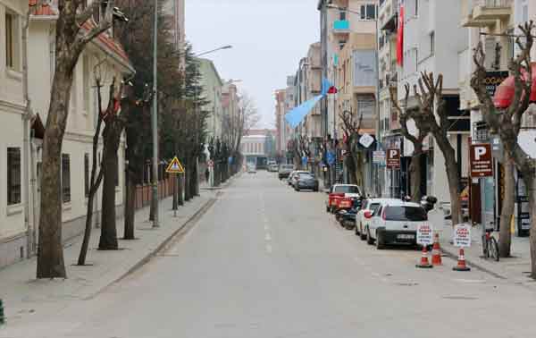 ürkiye genelinde yeni tip koronavirüs (Kovid-19) salgınının önlenmesine yönelik uygulanan sokağa çıkma kısıtlaması kapsamında Eskişehir'e sessizlik hakim oldu.