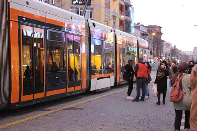 Edinilen bilgilere göre dün saat 18.10 sıralarında tramvay hatlarında yaşanan elektrik sıkıntısı, Eskişehir genelindeki tüm seferlerin durmasına neden oldu. 