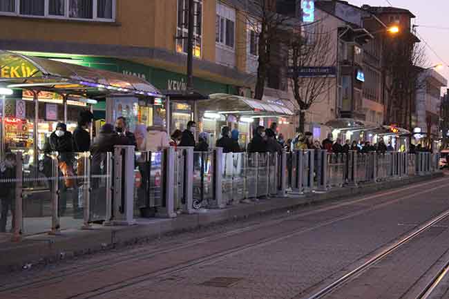 Bazı vatandaşlar yaklaşık bir saat beklemelerin ardından gidecekleri konuma yürüyerek veya otobüse binmek için en yakın durağa yürümek zorunda kaldılar.