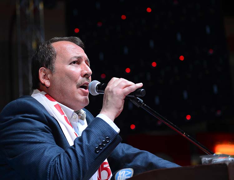 Vali Çakacak, serginin açılışında yaptığı konuşmada, 15 Temmuz 2016 gecesinin aydınlığa kavuşmasını sağlayan yüce Türk milletinin dirilişinin ikinci yıl dönümünde bulunmaktan duyduğu mutluluğu dile getirdi.