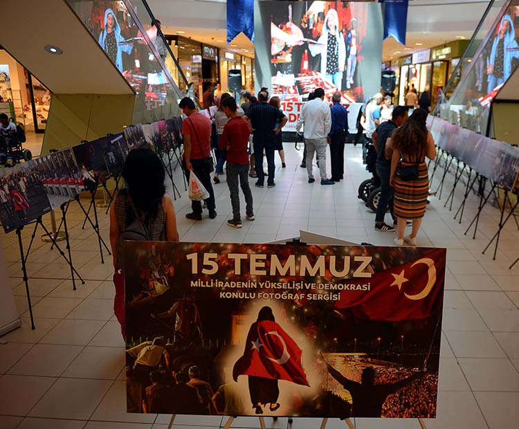 Eskişehir'de, "15 Temmuz Demokrasi ve Milli Birlik Günü" etkinlikleri kapsamında Anadolu Ajansının (AA) fotoğraflarından oluşan sergi açıldı.