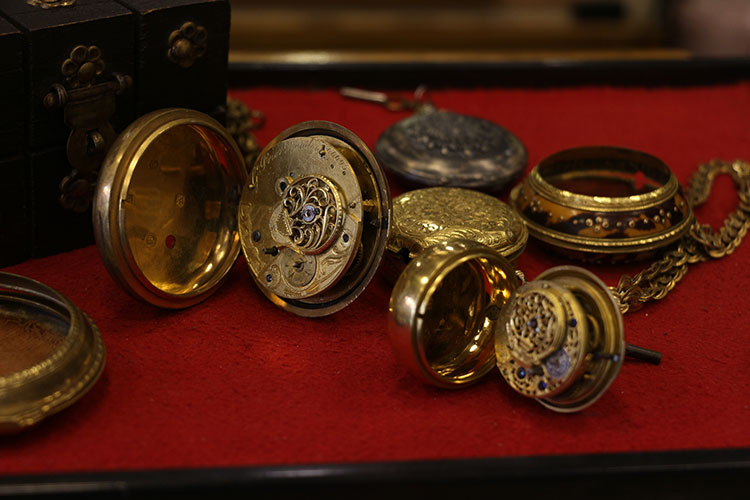 Eskişehir’de saat koleksiyonerliği yapan Ayhan Oskaylar, Edward Prior ve oğlu George Prior’un yaklaşık 200 yıl önce tasarladığı ve bu güne kadar üretilen bütün saatlerin içerisinde çok kıymetli olarak kabul edilen saatleri saklamaya devam ediyor. 