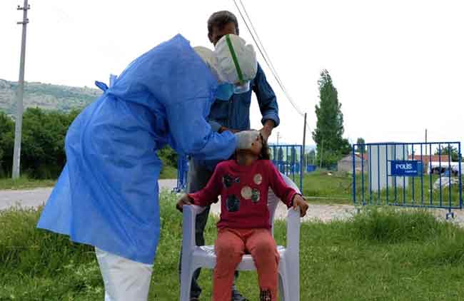 Testi pozitif çıkan çocuk gözlem altına alınırken, 200 nüfuslu çadır kent de 14 günlüğüne karantina altına alındı. İl