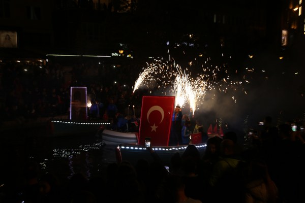 Eskişehir'de, 29 Ekim Cumhuriyet Bayramı dolayısıyla Porsuk Çayı üzerinde botlarla fener alayı ve havai fişek gösterisi düzenlendi.