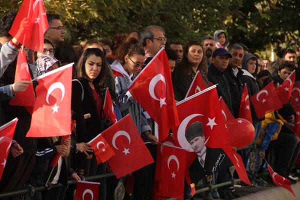 Eskişehir'de yüzlerce vatandaş, Cumhuriyet'in ilan edilişinin 96’ncı yılını coşkuyla kutladı.
