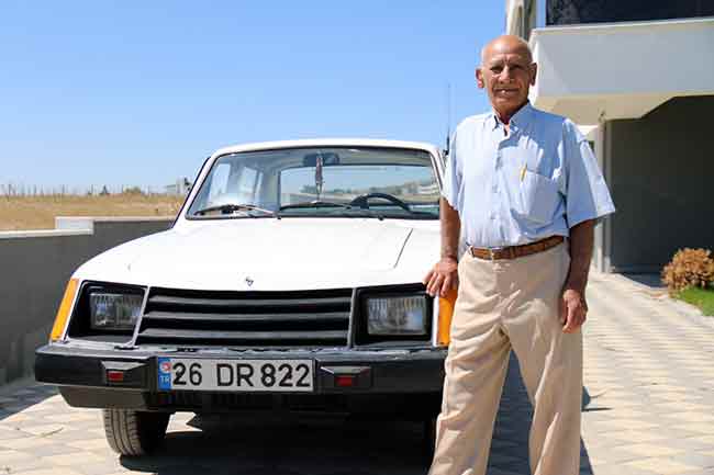 Eskişehir’de 40 yıl önce hemşirelik yapan 80 yaşındaki İsmail Yeşil, yanında çalıştığı doktor tarafından hediye edilen 1981 model Anadol A8 marka otomobiline yıllarca gözü gibi baktı. 