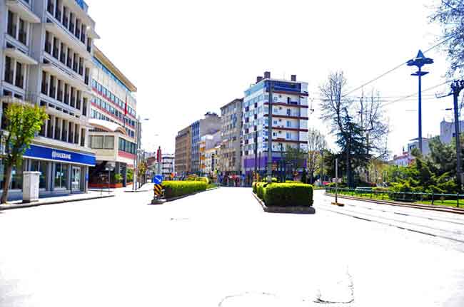 Koronavirüs tedbirleri kapsamında sokağa çıkma kısıtlamasının uygulandığı Eskişehir, sessizliğe büründü. 