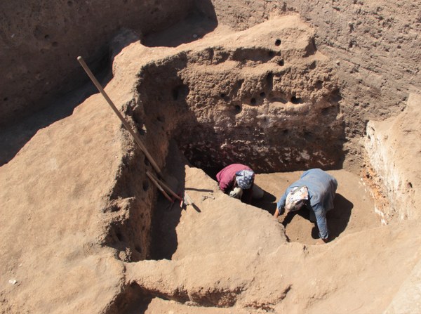 Mezarların yerini tespit eden kazı ekibi, kazı çalışmaları neticesinde mezarlardan birinde 5 bin yıl öncesine ait 2 kişinin gömülü olduğunu fark etti. İskeletlerden birinin 13-14 yaşlarında bir kız çocuğuna diğerinin ise 35-40 yaşlarında bir erkeğe ait olduğu belirlendi.