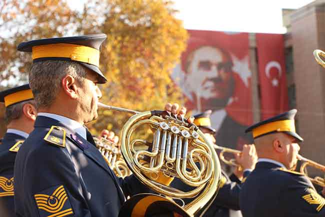 10 Kasım Atatürk’ü Anma Günü münasebetiyle Vilayet Meydanı'nda düzenlenen tören, Atatürk anıtına çelenk sunumuyla başladı.
