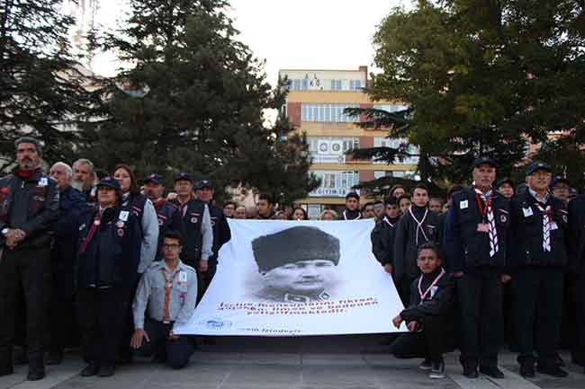 Ardından saat 9.05'te sirenler ile birlikte saygı duruşunda bulunuldu. Saygı duruşunun akabinde İstiklal Marşı okundu. Atatürk'ün kendi sesinden okuduğu “10'uncu Yıl Nutku” tören alanında bulunan katılımcılara dinletilirken, anıtta bulunan bayraklar yarıya indirildi.