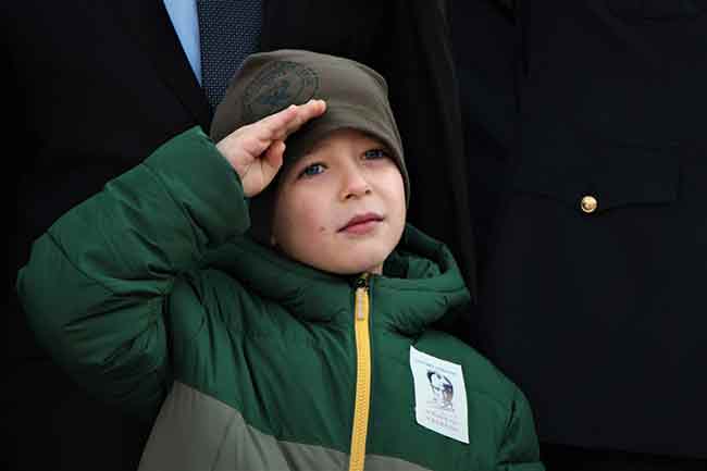 Saat 9.05’te çalan sirenler sırasında saygı duruşunda asker selamı ile duran 5 yaşındaki Yiğit Taha Berk, duygu dolu anlar yaşarken gözyaşlarını tutamadı.