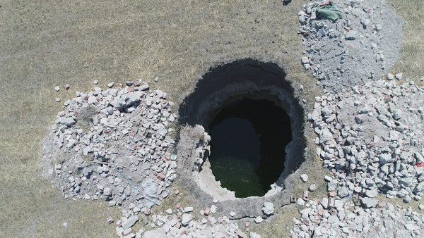 Tarlanın sahibi de olan Mahalle Muhtarı Mehmet Çimen, vatandaşların zarar görmemesi için çapı 7, derinliği 17 metreyi bulan obruğun etrafını taşlarla çevirdi.