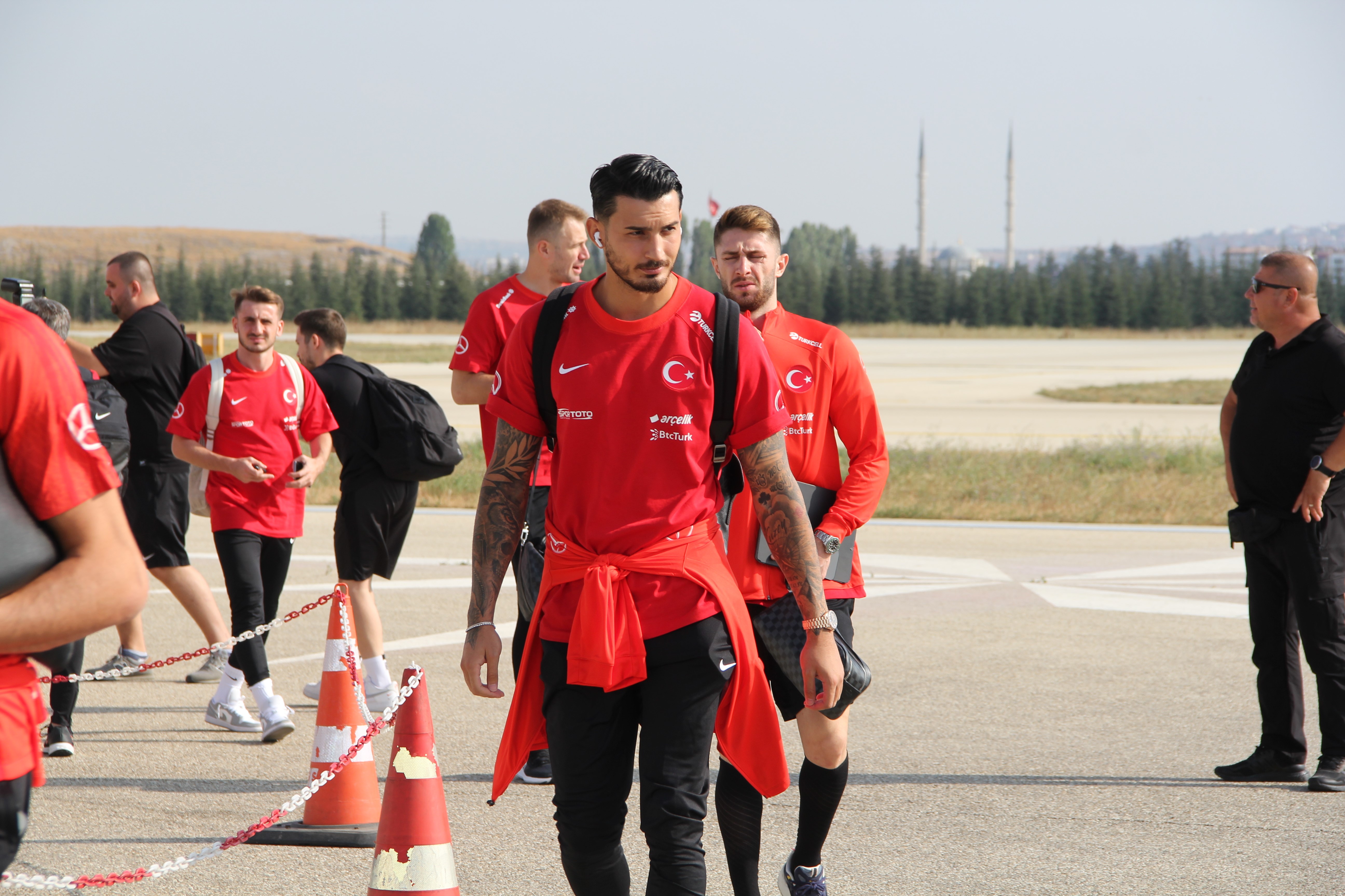  Eskişehir Hasan Polatkan Havaalanı’na iniş yapan uçaktan inen A Milli Takım kafilesi, kalacakları otelin önünde Eskişehirli futbol severler ve Bando Eses tarafından karşılandı. 