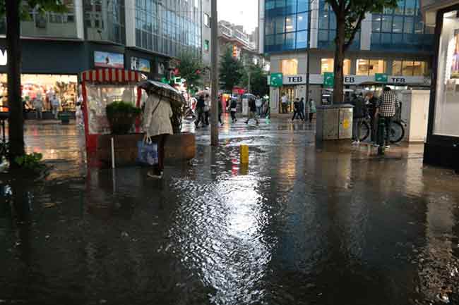 Kent merkezi ile çevre ilçelerde etkili olan yağışla birlikte çakan şimşekler büyük endişe oluşturdu.