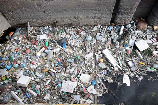  Su kanalının içerisinde hayvan ölüleri, plastik şişeler, alkol şişeleri, poşetler ve araba lastikleri gibi birçok çevre kirliliğine neden olan atık madde bulunuyor.