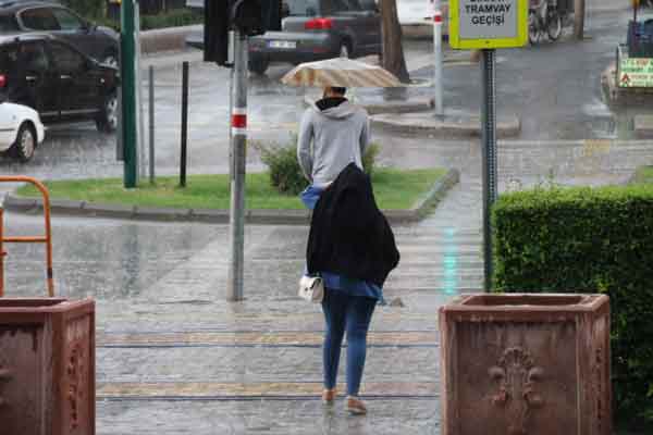 Zaman zaman hızını arttıran sağanak yağmur sebebi ile kent merkezindeki cadde ve sokaklar kısa sürede boşaldı.