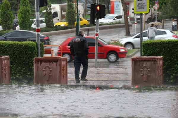 Bazı bölgelerde dolu yağışının da etkili olduğu öğrenildi. Yağışla birlikte bazı cadde ve sokaklar adeta göle döndü.