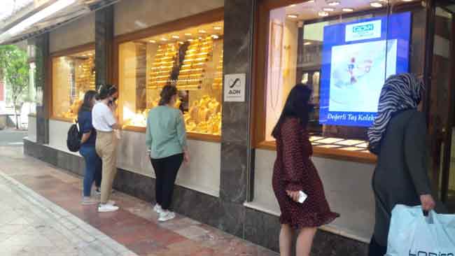 Vatandaşlar, dakikalarca vitrinde sergilenen altın takılara baktı, beğendikleri modelleri denemek ve satın almak üzere dükkânlarda vakit geçirdi.