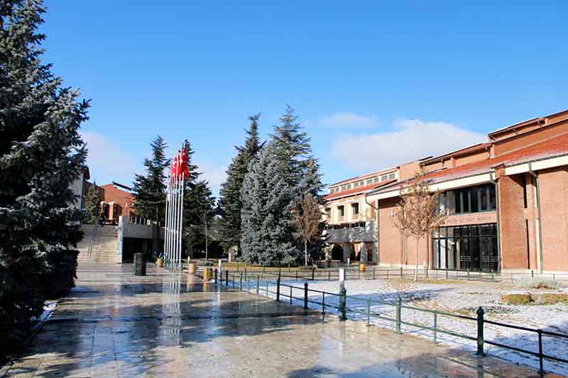 Akşam saatlerinden itibaren Eskişehir’de devam eden kar yağışı, Anadolu Üniversitesi Kampüsü’nde güzel görüntülerin oluşmasına sebep oldu.
