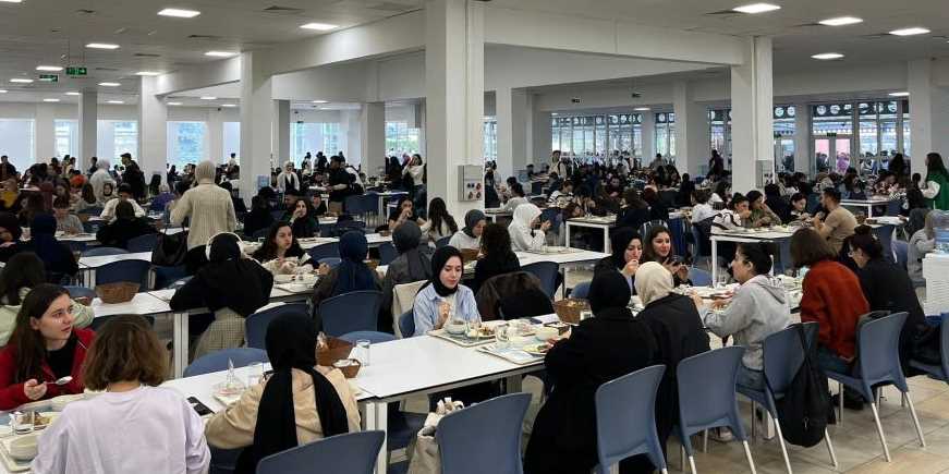 Anadolu Üniversitesi, Cumhuriyet'in 100’üncü yılı münasebetiyle öğrencilere en çok tercih edilen öğle yemeğini ücretsiz sundu.