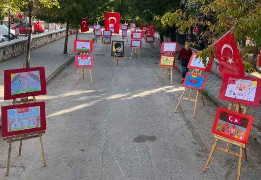 Sergide yer alan eserler, öğrencilerin Atatürk ve Cumhuriyet sevgini yansıtıyordu. Sergi mahalle sakinleri ve veliler tarafından yoğun bir ilgi gördü.