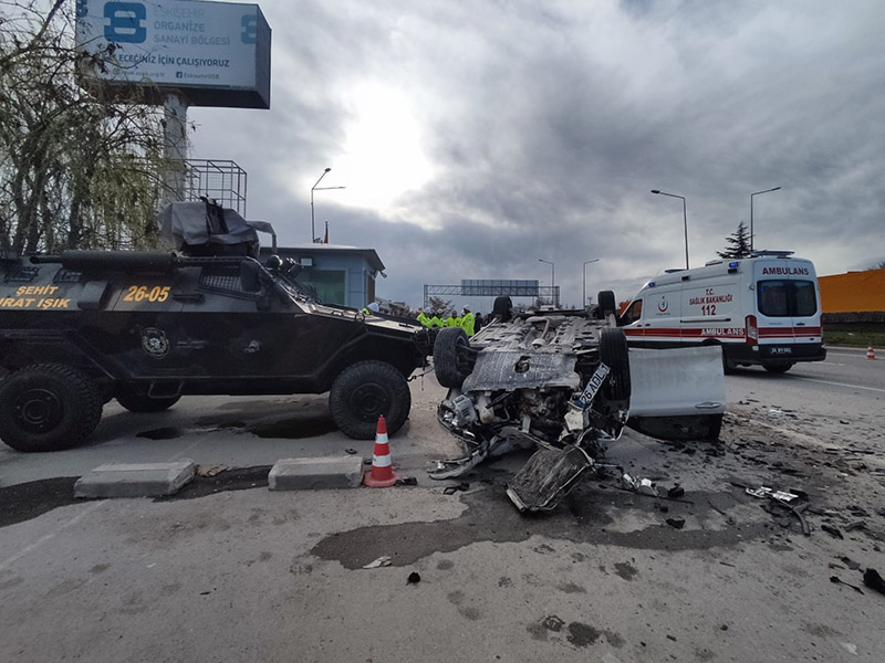 Eskişehir-Ankara karayolunda bir otomobilin kontrolden çıkarak trafik uygulama noktasındaki özel harekât aracına çarpması sonucu 5’i özel harekât polisi, 6 kişi yaralandı.