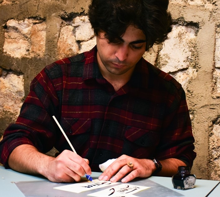Zonguldak'tan üniversite öğrenimi için Eskişehir'e gelen 24 yaşındaki Çiftçi, 2014 yılında kaligrafiye ilgi duymaya başladı.