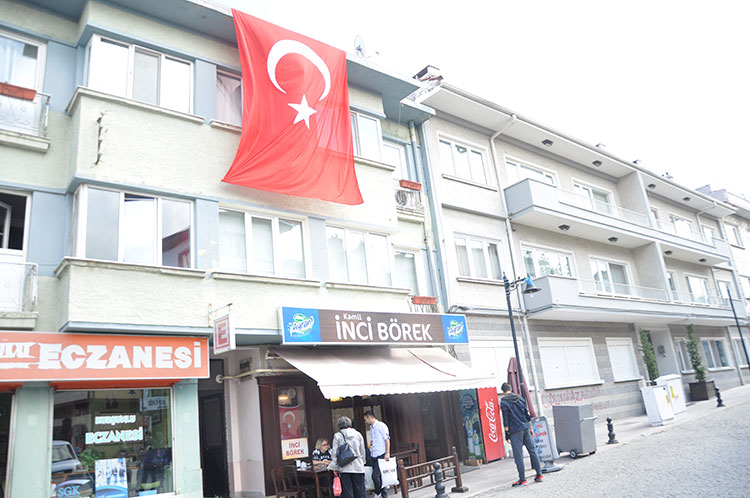 Avukat Heval Yıldız Karasu’nun ofisinin bulunduğu binaya av tüfeğiyle ateş edildi ve bina duvarına ‘Odunpazarı’nda HDP’li istemiyoruz’ yazısı yazıldı.