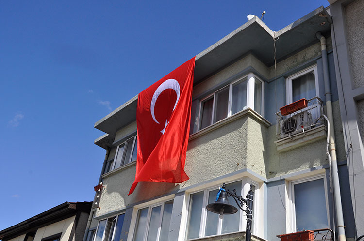 Avukat Heval Yıldız Karasu’nun ofisinin bulunduğu binaya av tüfeğiyle ateş edildi ve bina duvarına ‘Odunpazarı’nda HDP’li istemiyoruz’ yazısı yazıldı.