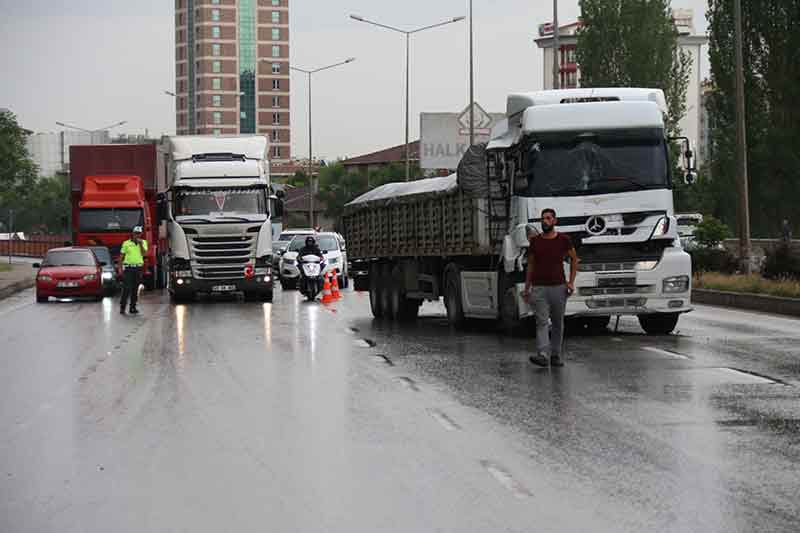 Eskişehir’de dün akşam etkili olan sağanak yağış sürücülere zor anlar yaşattı