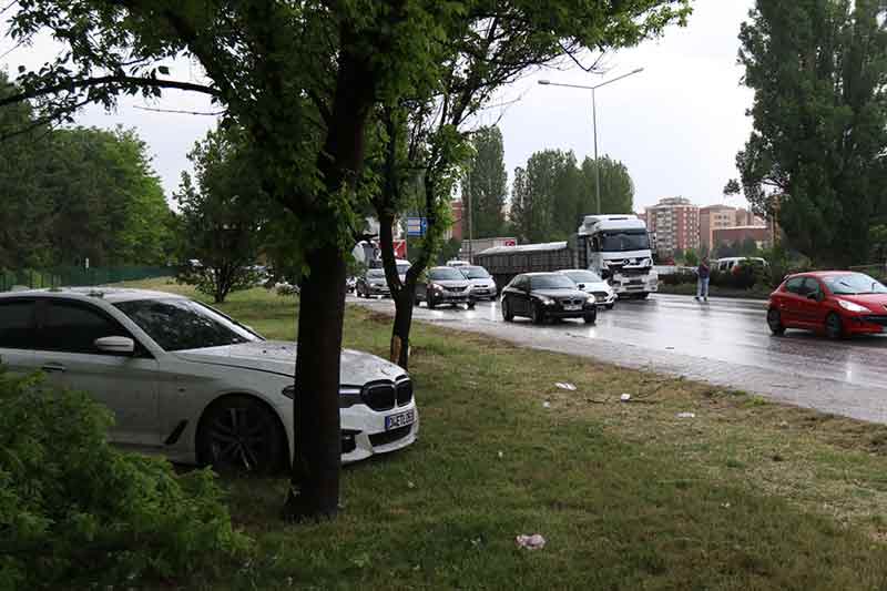 Yağış sebebiyle Eskişehir-Bursa karayolunda aynı anda meydana gelen üç farklı trafik kazasında 2 tır, 1 minibüs ve 1 otomobilde maddi hasar oluştu.