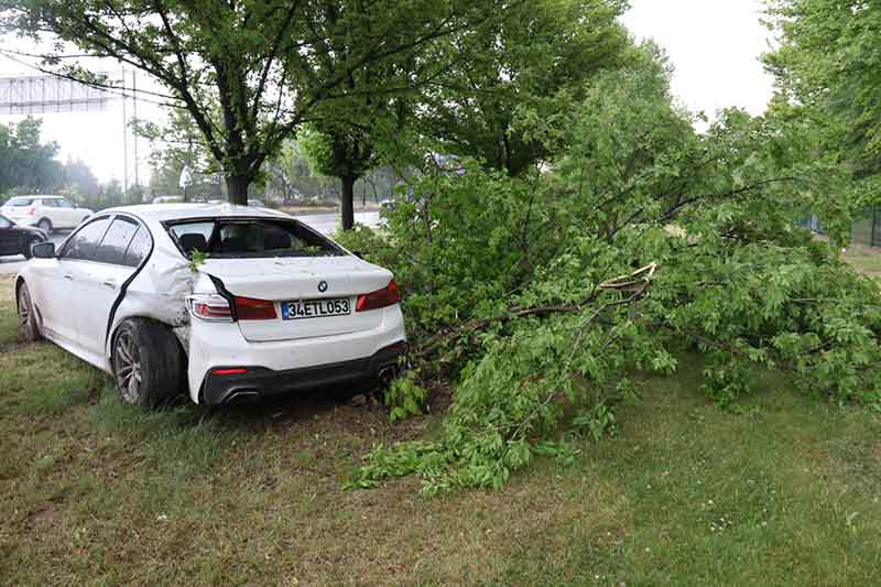 Bursa istikametinde seyreden 34 ETL plakalı otomobil, sağanak yağış nedeniyle sürücüsünün direksiyon hâkimiyetini kaybetmesi sonucu yol kenarındaki ağaca çarptı.