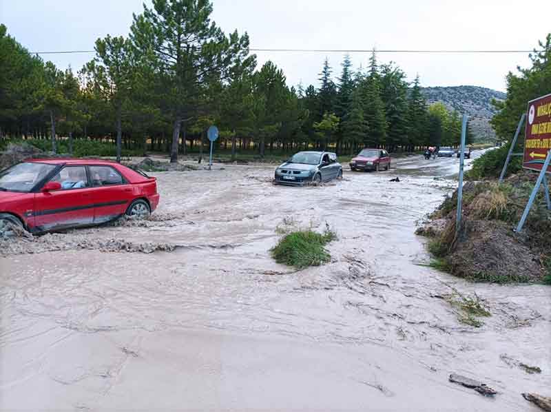 Meteoroloji 3. Bölge Müdürlüğü’nün uyarılarının ardından Eskişehir genelinde etkisini gösteren sağanak yağış adeta hayatı felç etti. Özellikle Alpu ilçesinde yoğun şekilde etkisini gösteren sağanak yağış, zaman zaman yerini dolu yağışına bıraktı.