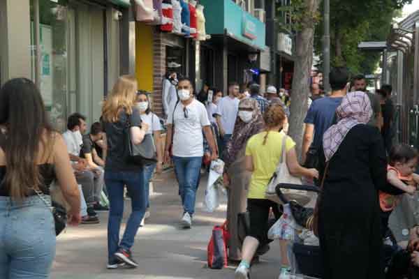 Vatandaşlar yaklaşan bayram için alışveriş yapmaya başladı.