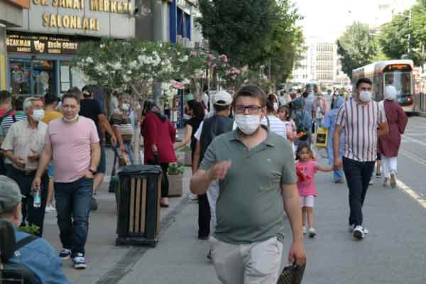 Eskişehir’in işlek caddelerinden İki Eylül Caddesi ve Hamamyolu Caddesi’nde insan yoğunluğu yaşandı.