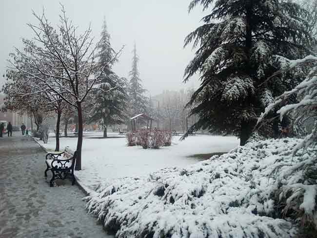 Kar yağışı Seyitgazi ve Kırka ilçelerinin yanı sıra kentin yüksek kesimlerini beyaza bürüdü