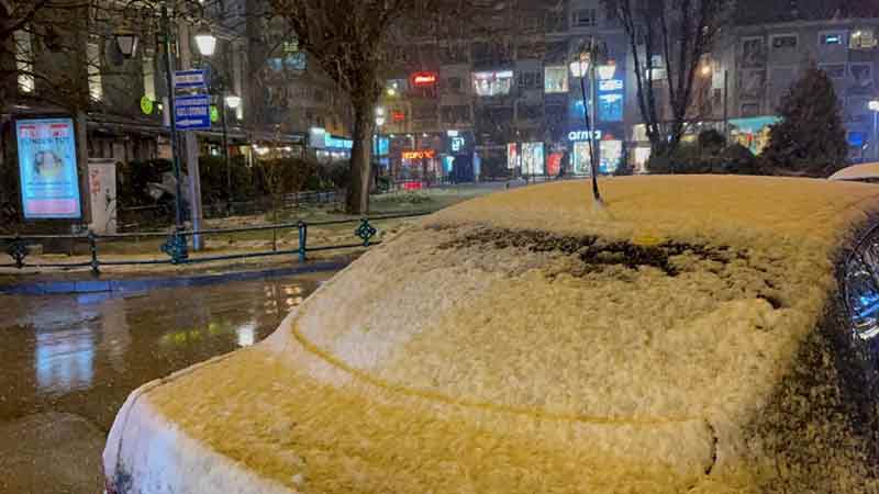 Şehir merkezinde de etkili olan kar yağışı, kısa sürede park halindeki araçları beyaza bürüdü. 