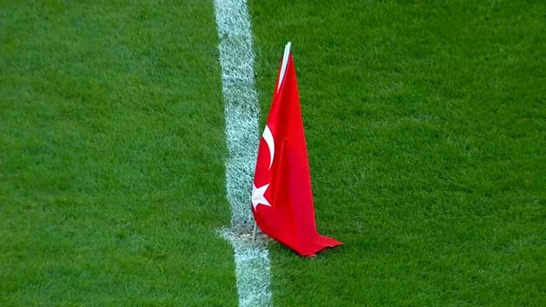 Elinde bulunan Türk bayrağını sahanın tam orta noktasına diken minik taraftar, alkışlar eşliğinde tekrar kenara geldi.