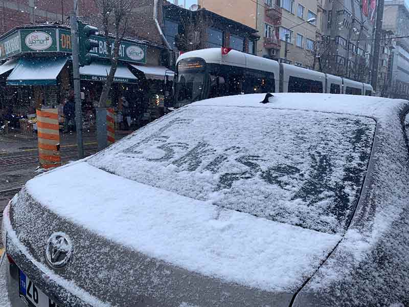 Eskişehir kent merkezinde bugün ilginç hava durumları yaşandı. Kapalı olan ve az da olsa serpiştiren kar, bazen yerine güneşli bir havaya bıraktı