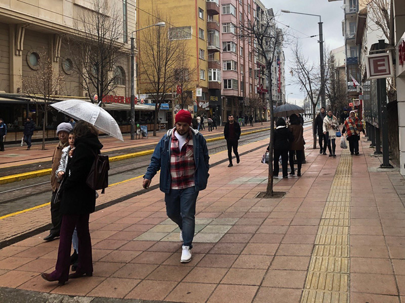 Güneşli havayı gören Eskişehirliler hafta sonunun tadını çıkarmak için parklara ve caddelere akın etmişti. Bugünse vatandaşlar çok bulutlu kapalı bir güne uyandı. 