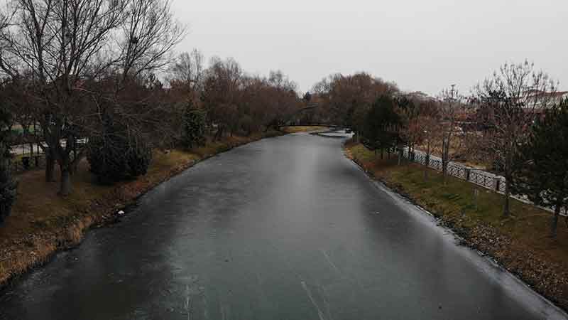 Kış mevsimini yağışsız geçiren Eskişehir’de dondurucu soğuk ve şiddetli ayaz etkisini göstermeye başladı.
