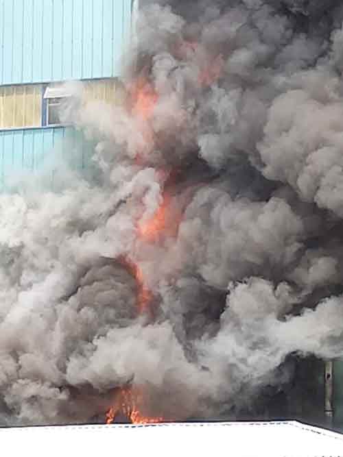 Edinilen bilgilere göre, Seyitgazi’ye bağlı Kırka mahallesinde bulunan Kırka Bor İşletme Müdürlüğü’nde bulunan bir trafonun patlaması sonucunda yangın çıktı.