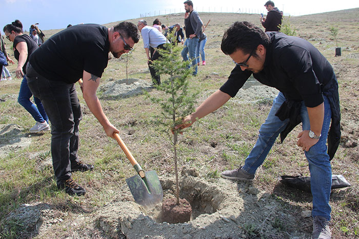 Anadolu Üniversitesi Açıköğretim Sistemi tarafından geçen yıl başlatılan “Açıköğretim Ormanları” projesi kapsamında Borabey Göletine şimdiye kadar 5 bin ağaç dikildi. 