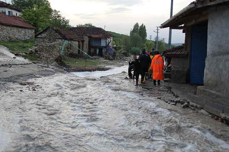 Eskişehir’in Seyitgazi ilçesinde aşırı yağışlar nedeniyle sel meydana gelirken, kullanılmayan 3 ev yıkıldı ve yaklaşık 10 bin dekar tarım arazisi zarar gördü. 