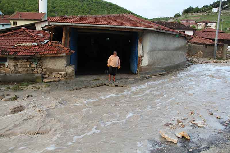 Sel nedeniyle Çatören Mahallesi’nde kullanılmayan 3 ev yıkıldı.