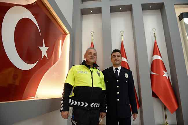 Eskişehir'de mesleğe yeni başlayan komiser yardımcısı Melih Çetin ve 52 yaşındaki polis memuru babası Avni Çetin birlikte aynı kentte görev yapmanın gururunu yaşıyor.