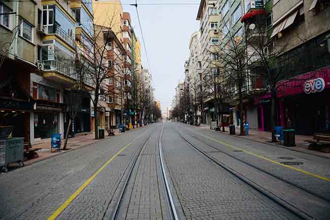 Kentin en yoğun bölgelerinden İki Eylül, İsmet İnönü, Cengiz Topel, Sakarya ve Atatürk caddeleri sokağa çıkma kısıtlamasıyla boş kaldı.
